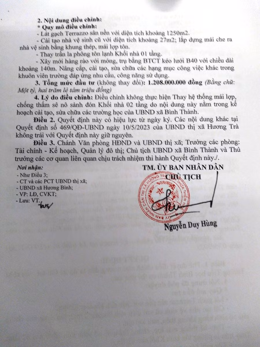 Quyết định phê duyệt điều chỉnh chủ trương dự án cải tạo, sửa chữa Trường Tiểu học Bình Thành mới được ông Nguyễn Duy Hùng, Chủ tịch UBND thị xã Hương Trà ký ngày 11/9/2023 nhưng cấp dưới là ông Hồ Chí Thịnh, Chủ tịch UBND xã Bình Thành đã "nhanh nhạy" cho nhà thầu làm trước, hoàn thiện hạng mục lát đá sân trường Tiểu học Bình Thành. Quyết định phê duyệt điều chỉnh chủ trương dự án cải tạo, sửa chữa Trường Tiểu học Bình Thành mới được ông Nguyễn Duy Hùng, Chủ tịch UBND thị xã Hương Trà ký ngày 11/9/2023 nhưng cấp dưới là ông Hồ Chí Thịnh, Chủ tịch UBND xã Bình Thành đã "nhanh nhạy" cho nhà thầu làm trước, hoàn thiện hạng mục lát đá sân trường Tiểu học Bình Thành.