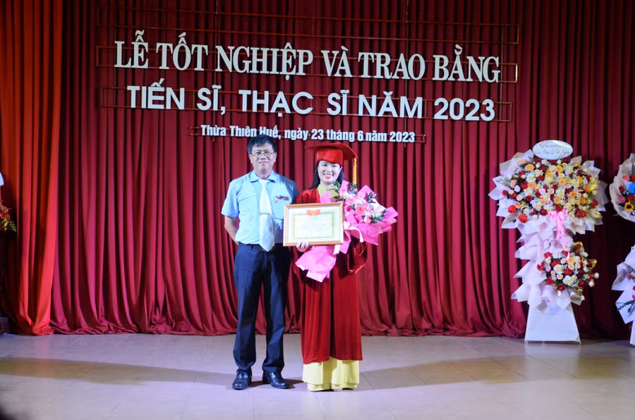 PGS.TS.Võ Viết Minh Nhật - Phó Trưởng Ban Đào tạo và Công tác sinh viên ĐH Huế trao giấy khen cho tân tiến sĩ có kết quả xuất sắc nhất.