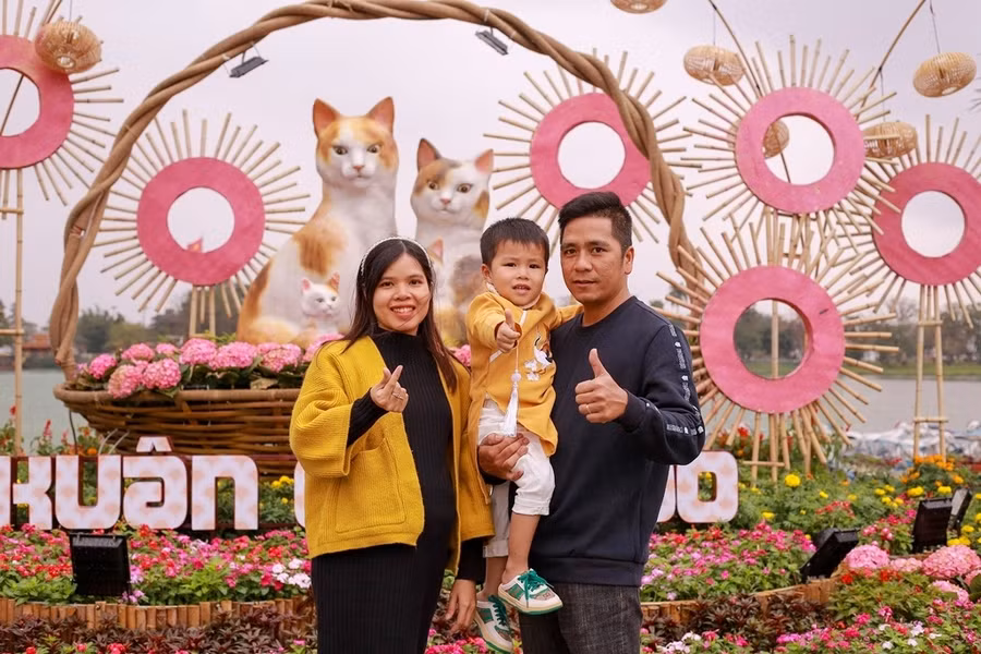 Anh Lê Công Dưỡng (34 tuổi, huyện Quảng Điền, tỉnh Thừa Thiên – Huế) cho biết: “Nghe nói trước UBND tỉnh có đặt tượng gia đình nhà mèo, tôi liền dẫn vợ con tranh thủ ra đây chụp vài tấm hình kỷ niệm Tết gia đình. Nhìn chung tôi thấy mèo Huế năm nay rất dễ thương, ấm áp, thể hiện tình cảm gia đình gắn bó keo sơn”.