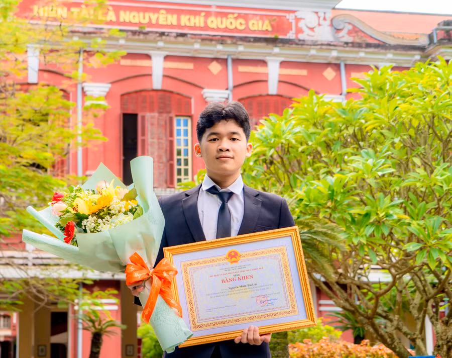 Chủ tịch UBND tỉnh Thừa Thiên - Huế tặng Bằng khen cho Nguyễn Minh Tài Lộc vì có thành tích xuất sắc trong Kỳ thi Olympic Vật lý châu Á.