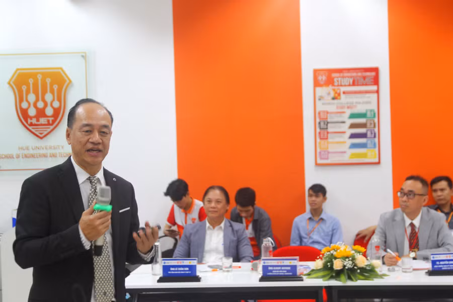 Ông Albert Antoine – thành viên ban cố vấn Khoa Kỹ thuật và Công nghệ - Đại học Huế; Giám đốc điều hành &amp; Đồng sáng lập AVAIGA, Singapore thuyết minh chủ đề "Công nghiệp trí tuệ nhân tạo - xu thế của thế giới và Việt Nam".