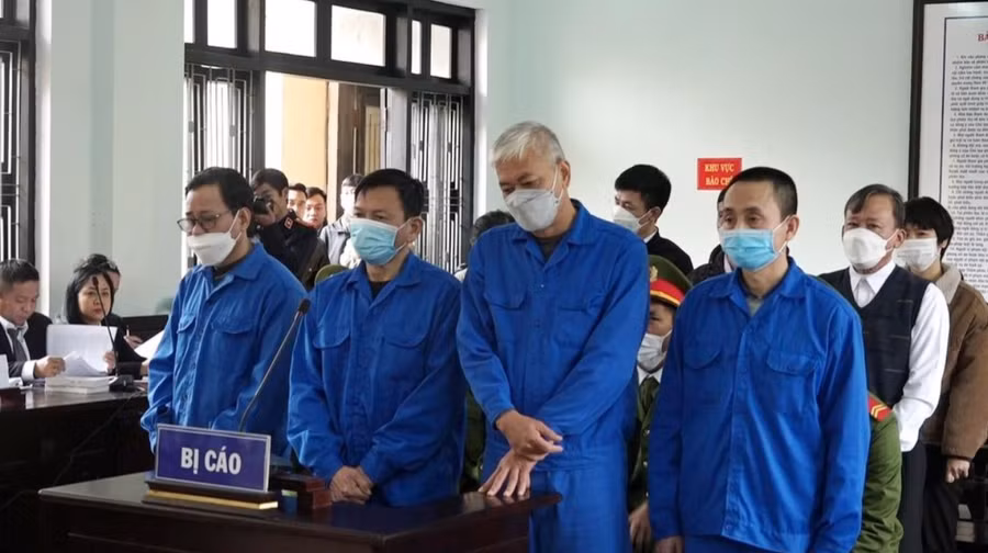 Các bị cáo đã nhận tiền hối lộ nhiều tỷ đồng. (Ảnh: L. Hải). Các bị cáo đã nhận tiền hối lộ nhiều tỷ đồng. (Ảnh: L. Hải).