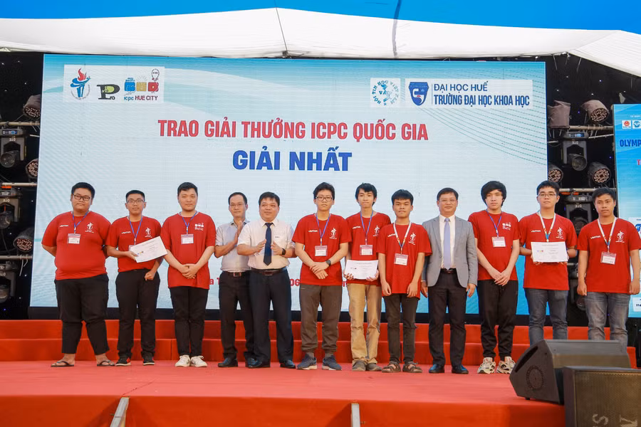 Trao giải Nhất (ảnh trái) và giải Nhì (ảnh phải) cho các đội thi tại kỳ thi ICPC quốc gia.