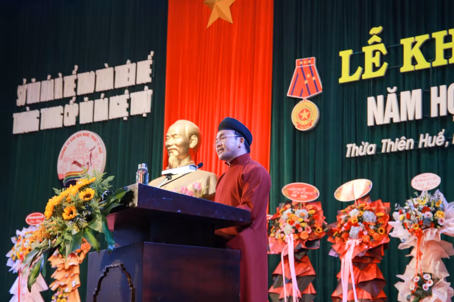 Th.S Nguyễn Văn Mãi – Hiệu trưởng Trường Trung cấp Văn hóa nghệ thuật phát biểu tại lễ khai giảng.