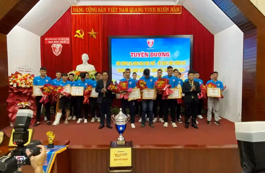 Giám đốc Đại học Huế tặng bằng khen cho đội bóng đá nam giành chức vô địch giải bóng đá Thanh Niên Sinh Viên Việt Nam lần 1 (Ảnh: A.H).