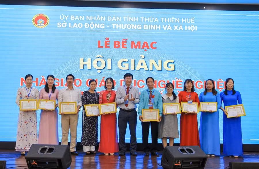 Trao giải Nhì cho các giáo viên đạt thành tích trong Hội giảng.