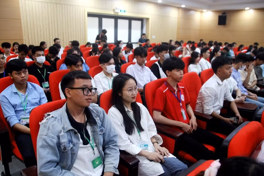 Các em sinh viên nhà trường tham dự phiên khai mạc kỳ khảo sát đánh giá chất lượng giáo dục chu kỳ 2 (Ảnh: Đại Dương).