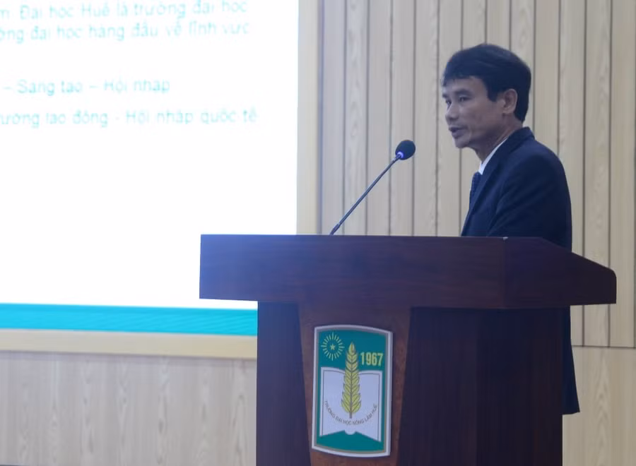 PGS.TS Nguyễn Hữu Văn - Phó Hiệu trưởng ĐH Nông lâm, ĐH Huế trình bày tổng quan về nhà trường.