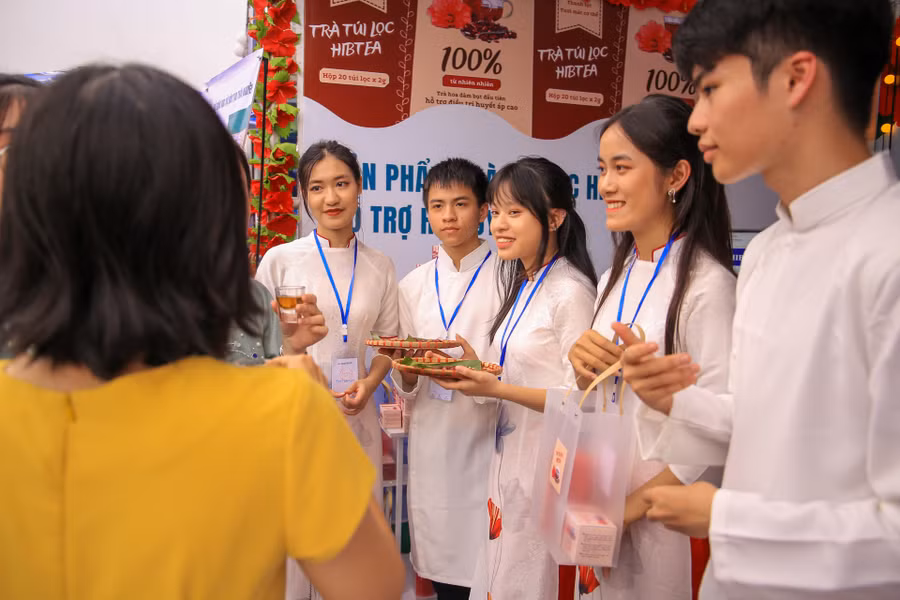 Giới thiệu sản phẩm tại gian hàng sản phẩm trà túi lọc HIB Tea hỗ trợ hạ huyết áp của học sinh thuộc Sở GD&amp;ĐT tỉnh Thái Nguyên (Ảnh: Hoàng Hải).