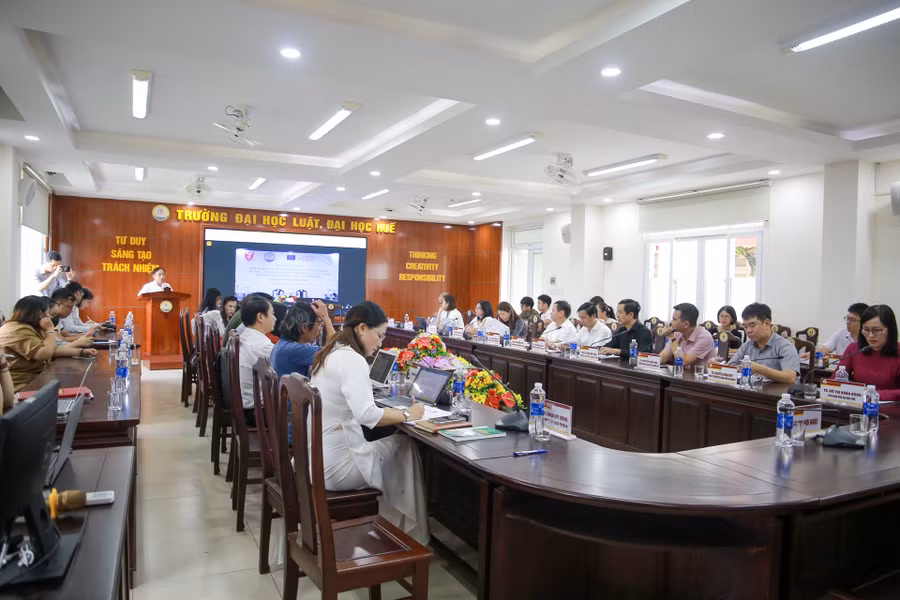 Toàn cảnh hội nghị về xây dựng chương trình đào tạo thạc sĩ chuyên ngành chính sách và pháp luật môi trường.