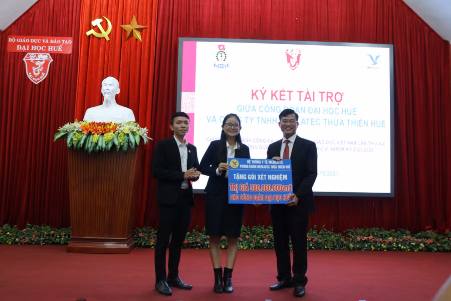 Công đoàn Đại học Huế tiếp nhận gói xét nghiệm tổng phân tích máu 25 chỉ số và chức năng thận với 4.000 xét nghiệm miễn phí trao tặng cho viên chức, người lao động Đại học Huế.