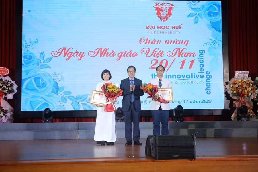Giám đốc Đại học Huế trao giấy khen và phần thưởng cho TS Trần Quang Hóa và PGS.TS Phan Thị Phương Nhi.