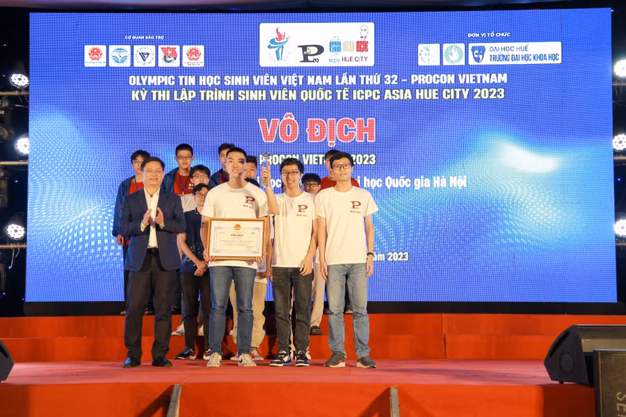 Trao giải Nhất (ảnh trái) và giải Vô địch (ảnh phải) cho các đội thi trong kỳ lập trình đối kháng Procon. Trao giải Nhất (ảnh trái) và giải Vô địch (ảnh phải) cho các đội thi trong kỳ lập trình đối kháng Procon.