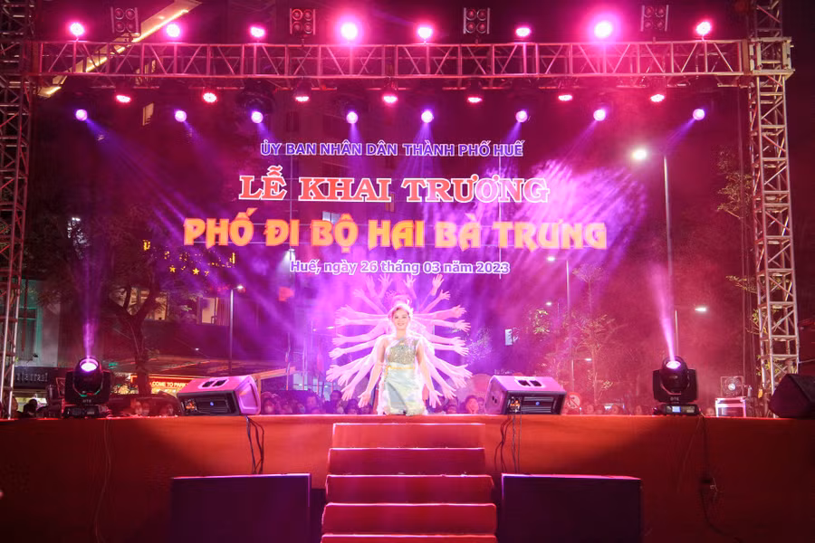 Nhiều màn hóa trang đặc sắc hấp dẫn người xem tại lễ khai trương Phố đi bộ Hai Bà Trưng. Nhiều màn hóa trang đặc sắc hấp dẫn người xem tại lễ khai trương Phố đi bộ Hai Bà Trưng.