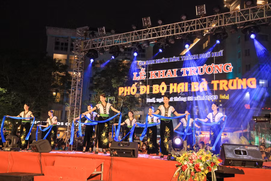 Nét đặc trưng của trang phục truyền thống Tây Bắc. Nét đặc trưng của trang phục truyền thống Tây Bắc.