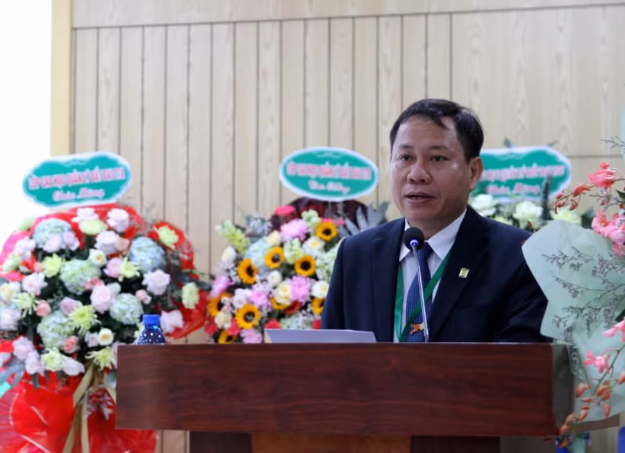 PGS.TS Trần Thanh Đức, Hiệu trưởng ĐH Nông Lâm, ĐH Huế phát biểu chúc mừng các tân tiến sĩ, thạc sĩ và kỹ sư, bác sĩ thú y tốt nghiệp. PGS.TS Trần Thanh Đức, Hiệu trưởng ĐH Nông Lâm, ĐH Huế phát biểu chúc mừng các tân tiến sĩ, thạc sĩ và kỹ sư, bác sĩ thú y tốt nghiệp.