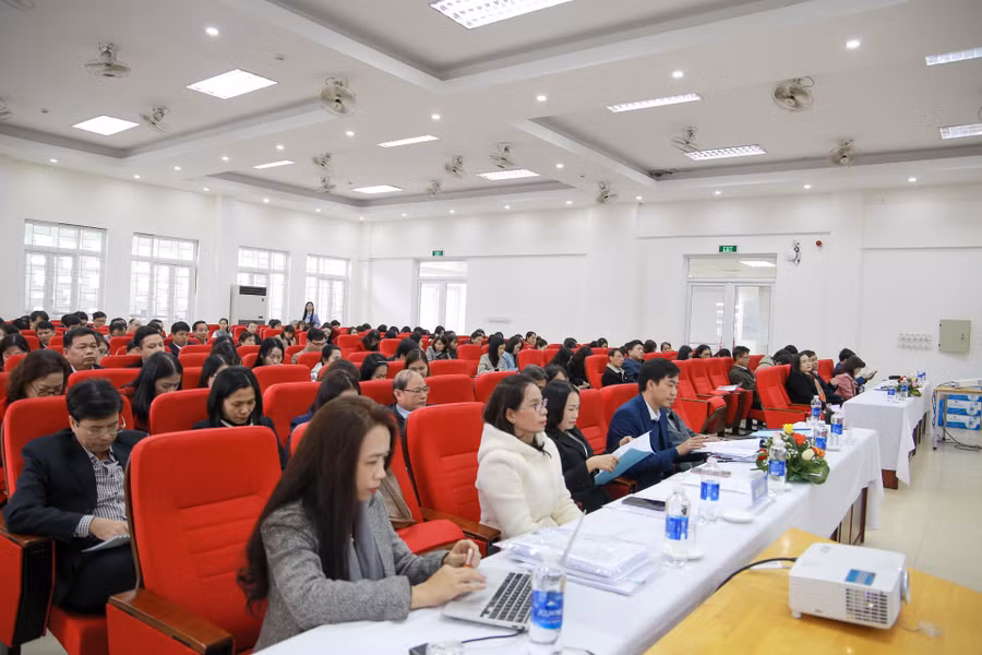 Các đại biểu, khách mời hoạt động trong lĩnh vực giáo dục tham dự hội nghị.