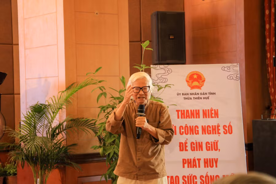 Đại diện các cơ quan và khách mời trao đổi, giải đáp thắc mắc các câu hỏi được đưa ra của các đoàn viên, thanh niên.