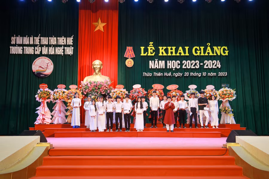 Trao tặng suất học bổng cho sinh viên đạt thành tích cao trong học tập.