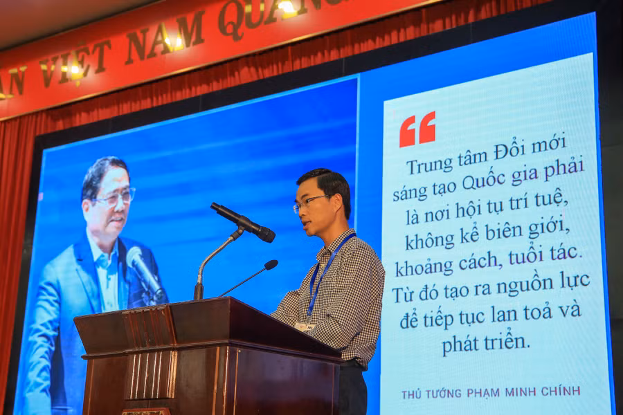 Ông Đỗ Tiến Thịnh, Phó Giám đốc Trung tâm Đổi mới sáng tạo Quốc gia trình bày tại chương trình tham luận: "Các cơ chế chính sách thúc đẩy ĐMST&amp;KN Quốc gia".