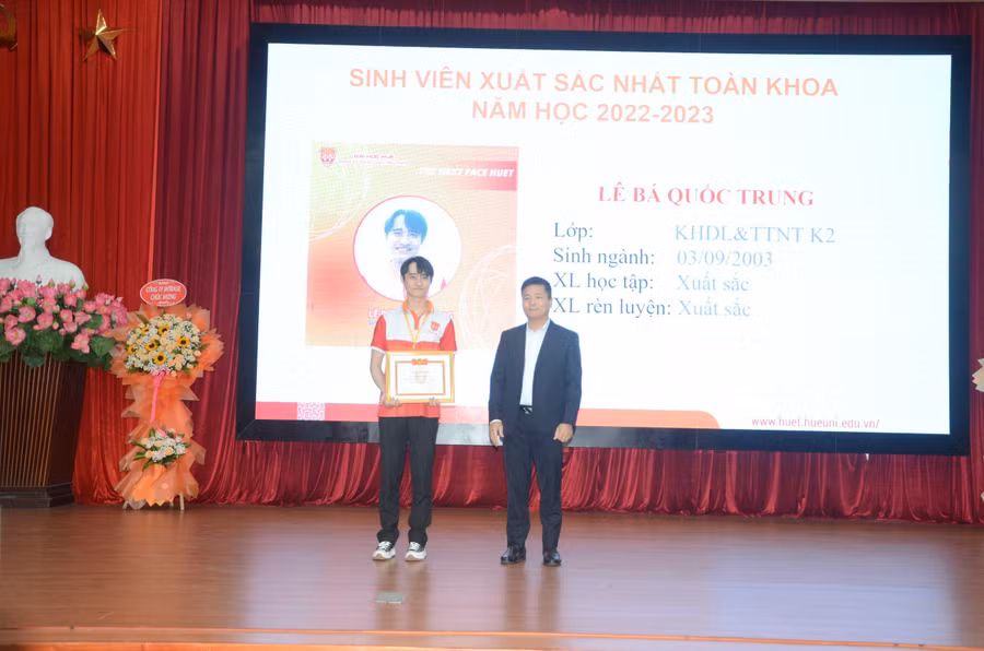 Ra mắt Quỹ học bổng "Tiếp sức tài năng HUET" của Khoa Kỹ thuật và Công nghệ - Đại học Huế, trao học bổng cho các sinh viên xuất sắc.