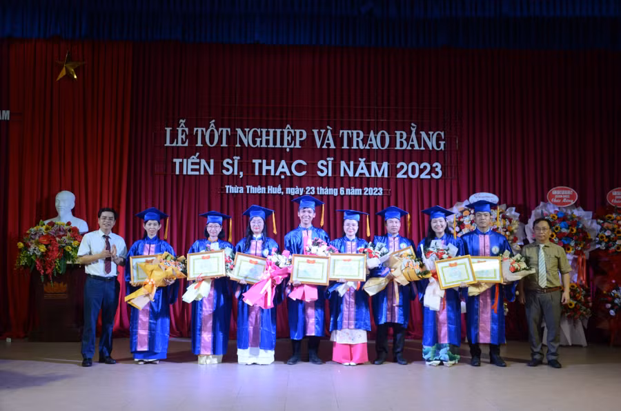 Đại diện Trường ĐH Sư phạm, ĐH Huế tặng giấy khen cho các tân thạc sĩ đạt thủ khoa các ngành.