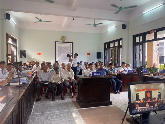 Nhiều bị cáo là cựu cán bộ công tác tại các cơ quan nhà nước, chủ doanh nghiệp. Nhiều bị cáo là cựu cán bộ công tác tại các cơ quan nhà nước, chủ doanh nghiệp.