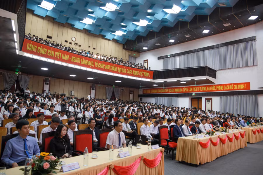 Buổi lễ có sự tham gia của các đại biểu, khách mời và hơn 1.300 tân sinh viên. Buổi lễ có sự tham gia của các đại biểu, khách mời và hơn 1.300 tân sinh viên.