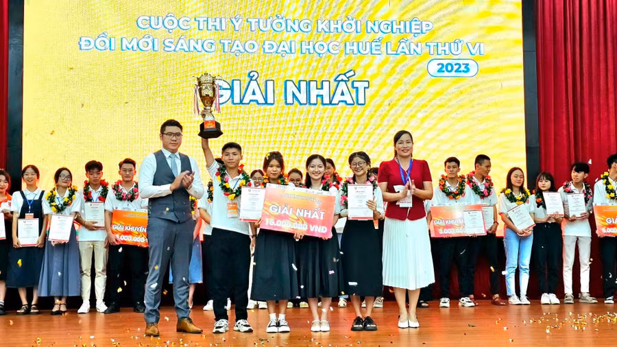 Dự án của nhóm sinh viên Trường ĐH Sư phạm “Happy class - lớp học hạnh phúc” vừa đạt giải Nhất cuộc thi Ý tưởng khởi nghiệp đổi mới sáng tạo ĐH Huế lần thứ VI, năm 2023. Dự án của nhóm sinh viên Trường ĐH Sư phạm “Happy class - lớp học hạnh phúc” vừa đạt giải Nhất cuộc thi Ý tưởng khởi nghiệp đổi mới sáng tạo ĐH Huế lần thứ VI, năm 2023.