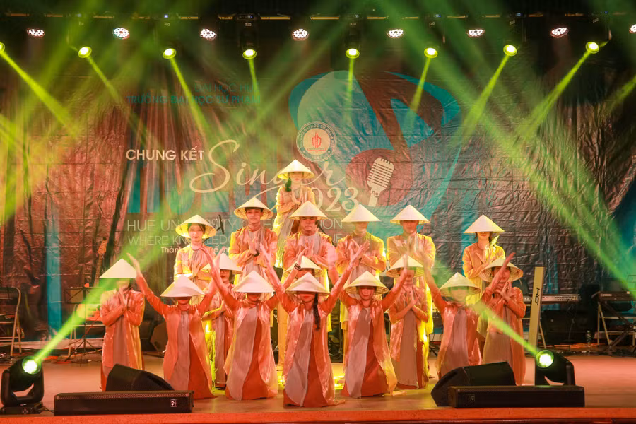 Tiết mục "Hương lúa" do nhóm sinh viên Khoa Giáo dục tiểu học biểu diễn.