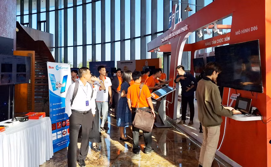 Các đại biểu tham quan các gian hàng tại Tuần lễ chuyển đổi số - Huế 2023. (Ảnh: Đại Dương).