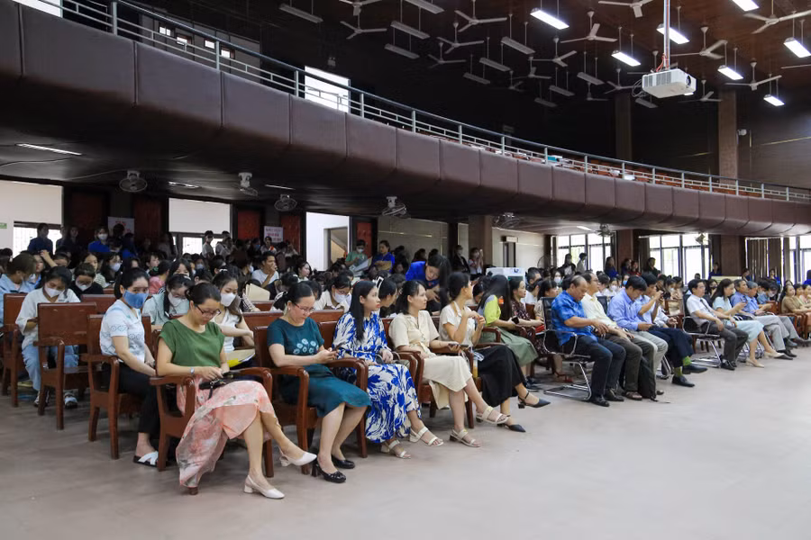 Đông đảo tân sinh viên và phụ huynh đã có mặt từ sớm để chuẩn bị làm thủ tục nhập học.