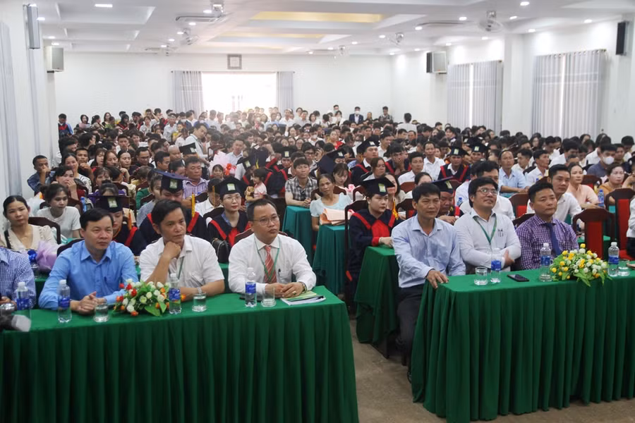 Buổi lễ trao bằng tốt nghiệp ghi nhận cả hội trường chật cứng SV và phụ huynh, thầy cô giáo. Buổi lễ trao bằng tốt nghiệp ghi nhận cả hội trường chật cứng SV và phụ huynh, thầy cô giáo.