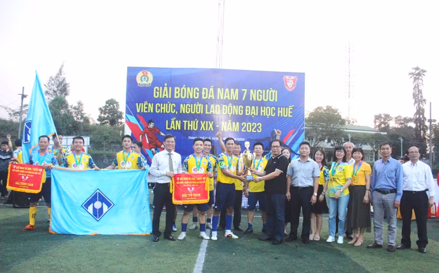 PGS.TS. Lê Anh Phương - Giám đốc Đại học Huế (áo đen) trao cúp cho đội bóng vô địch giải bóng đá viên chức, người lao động ĐHH. Nhiều năm qua, Công đoàn ĐHH đã quan tâm chăm lo đời sống tinh thần cho cán bộ viên chức, người lao động khi tổ chức nhiều phong trào thể thao như giải bóng đá, bóng chuyền, cầu lông…