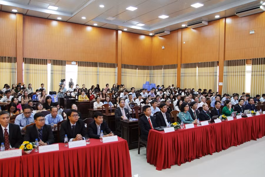 Các đại biểu tham dự phiên khai mạc.