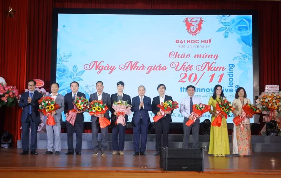 Tặng hoa chúc mừng các Phó Giáo sư năm 2022.