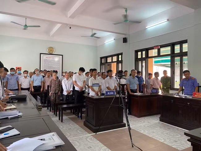 Tòa án nhân dân tỉnh Thừa Thiên - Huế tuyên án 71 bị cáo trong vụ kê khống hơn 1.200 ngôi mộ giả để trục lợi tại TP Huế (Ảnh: N.M).