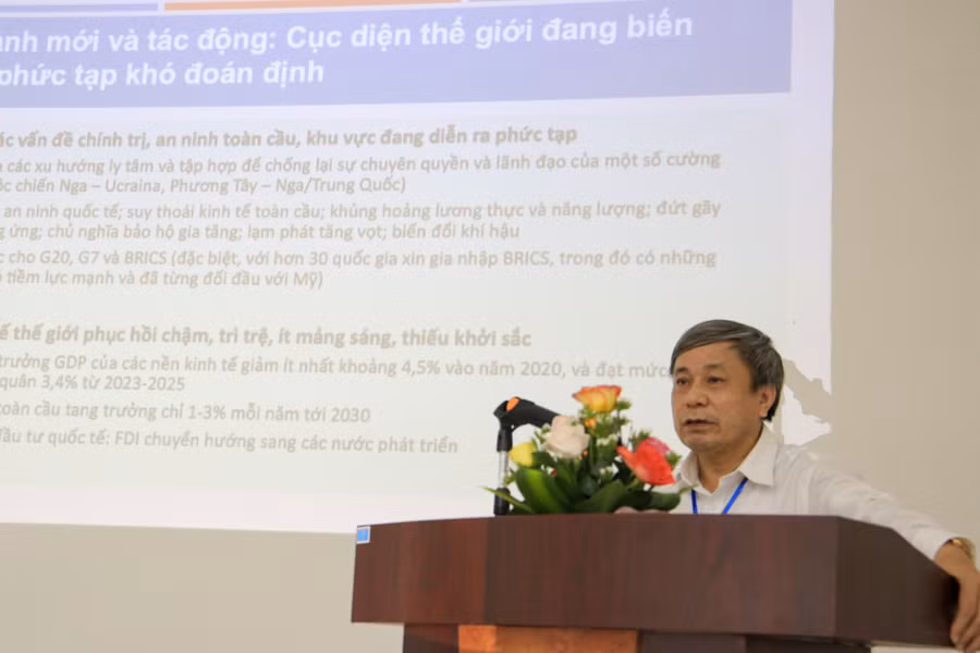 PGS.TS Nguyễn Duy Dũng - Viện nghiên cứu Đông Nam Á trình bày tại Hội thảo tham luận “Quan hệ Việt Nam - Nhật Bản trong bối cảnh mới: những vấn đề đặt ra và giải pháp”. PGS.TS Nguyễn Duy Dũng - Viện nghiên cứu Đông Nam Á trình bày tại Hội thảo tham luận “Quan hệ Việt Nam - Nhật Bản trong bối cảnh mới: những vấn đề đặt ra và giải pháp”.