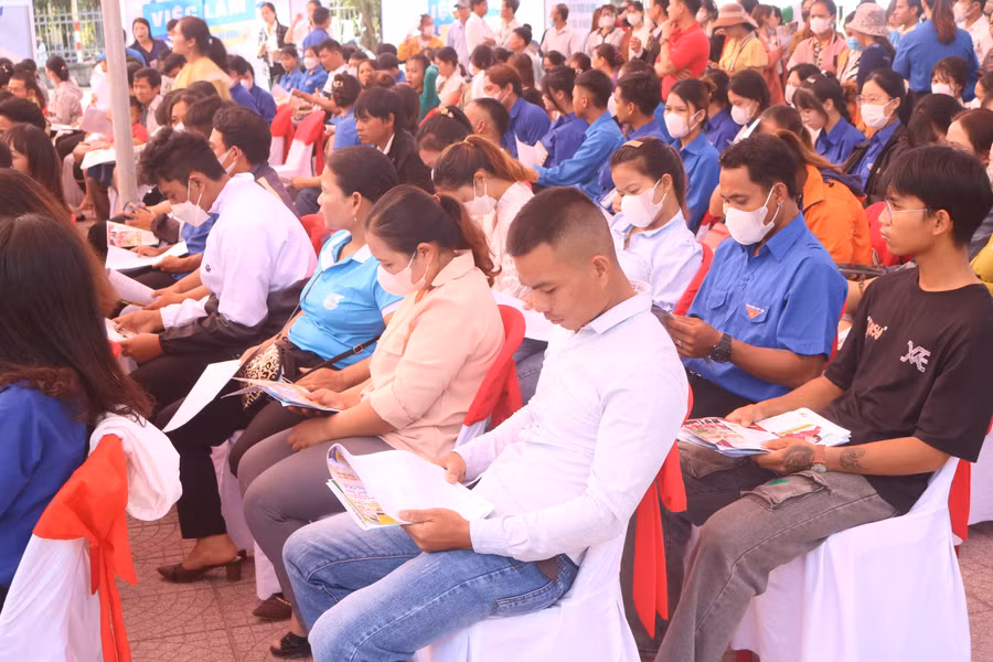 Các thanh niên ở huyện miền núi A Lưới đọc thông tin về các vị trí tuyển dụng.