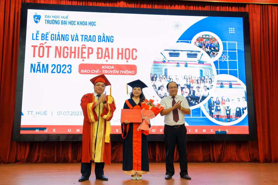 Trao bằng tốt nghiệp cho tân cử nhân. Trao bằng tốt nghiệp cho tân cử nhân.