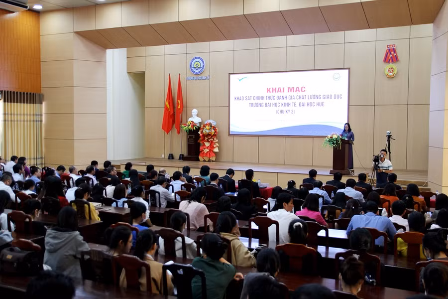 Đoàn sẽ làm việc trong 5 ngày để đánh giá chất lượng giáo dục chu kỳ 2 tại Trường ĐH Kinh tế, ĐH Huế. (Ảnh: Đại Dương)