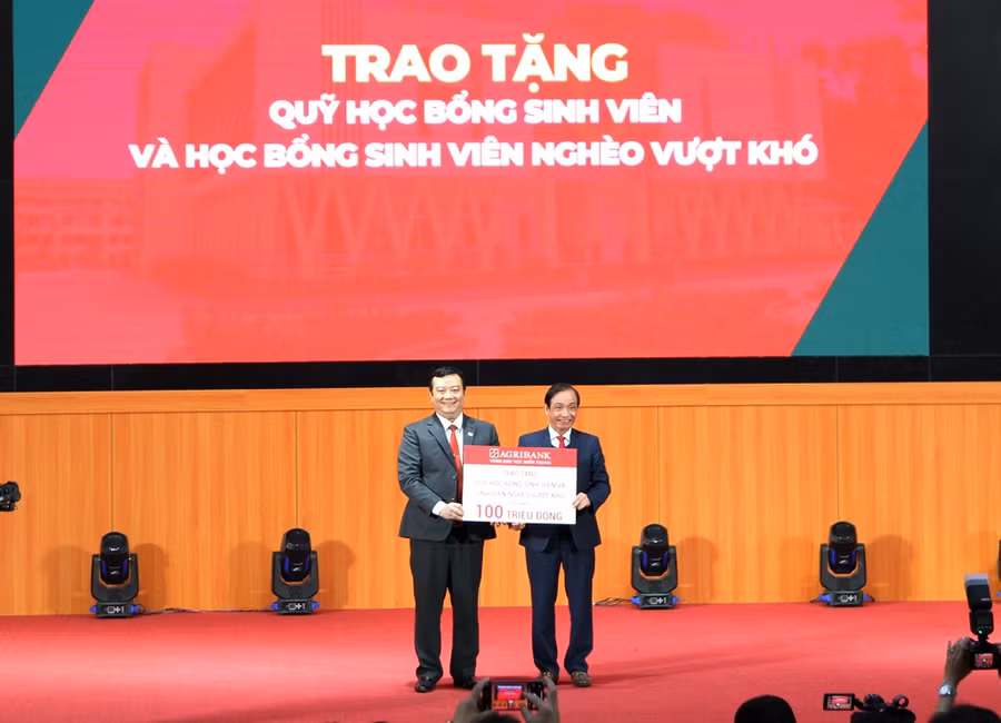 Trao tặng các tài trợ cho 2 Quỹ học bổng sinh viên tại Trường ĐH Luật, ĐH Huế. Trao tặng các tài trợ cho 2 Quỹ học bổng sinh viên tại Trường ĐH Luật, ĐH Huế.