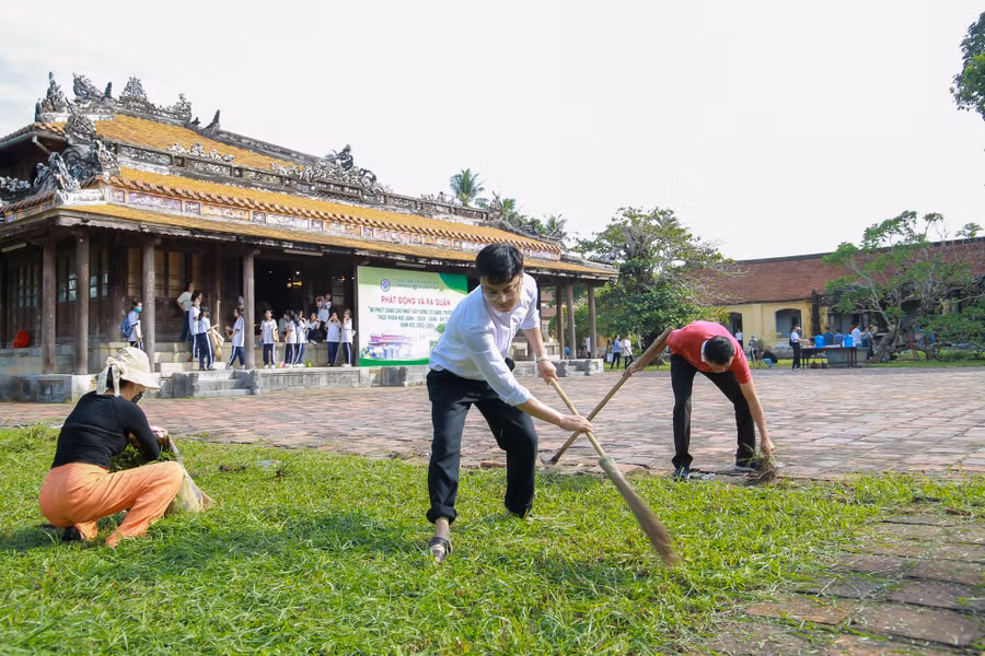 Cán bộ, viên chức Sở GD&ĐT cùng tham gia dọn dẹp khuôn viên của Di Luân Đường. Cán bộ, viên chức Sở GD&ĐT cùng tham gia dọn dẹp khuôn viên của Di Luân Đường.