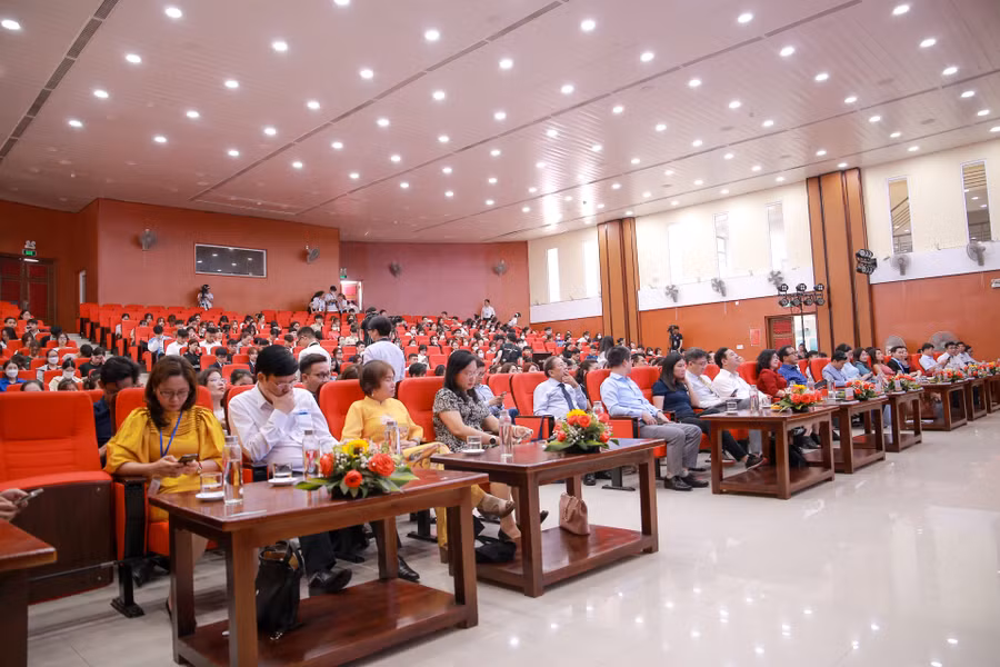 Diễn đàn thu hút đông đảo học sinh, sinh viên và các doanh nghiệp tham gia.