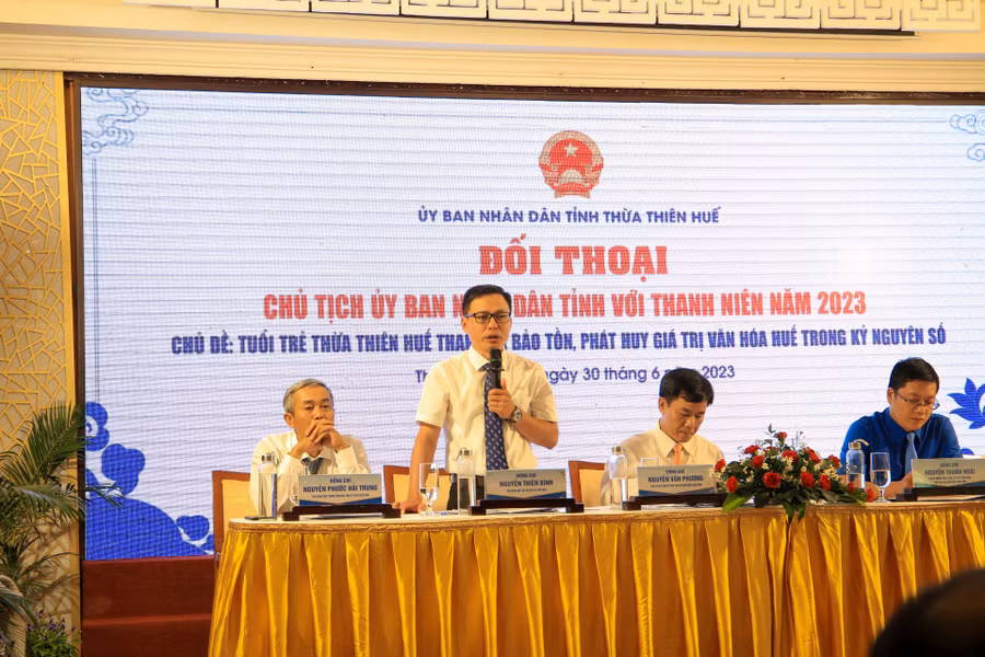 Đại diện các cơ quan và khách mời trao đổi, giải đáp thắc mắc các câu hỏi được đưa ra của các đoàn viên, thanh niên.