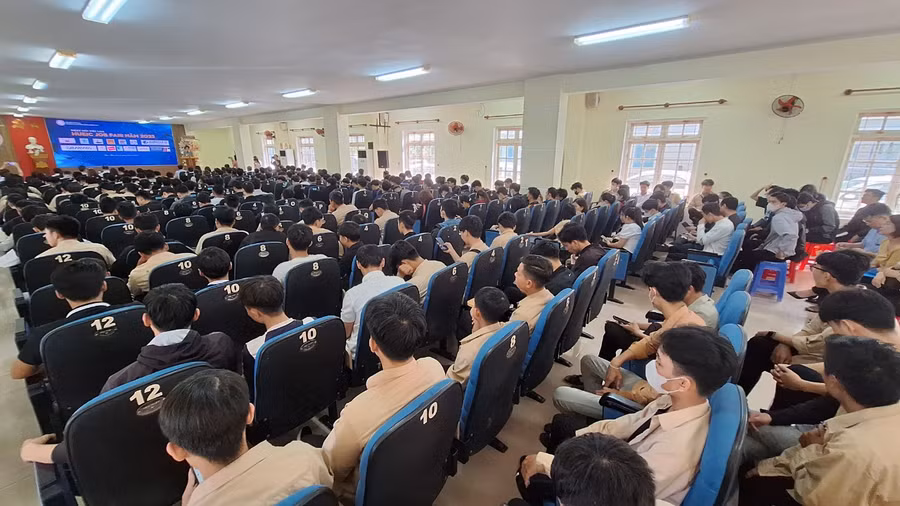 Hơn 500 sinh viên, học sinh nhà trường tham dự ngày hội với gần 700 vị trí việc làm.