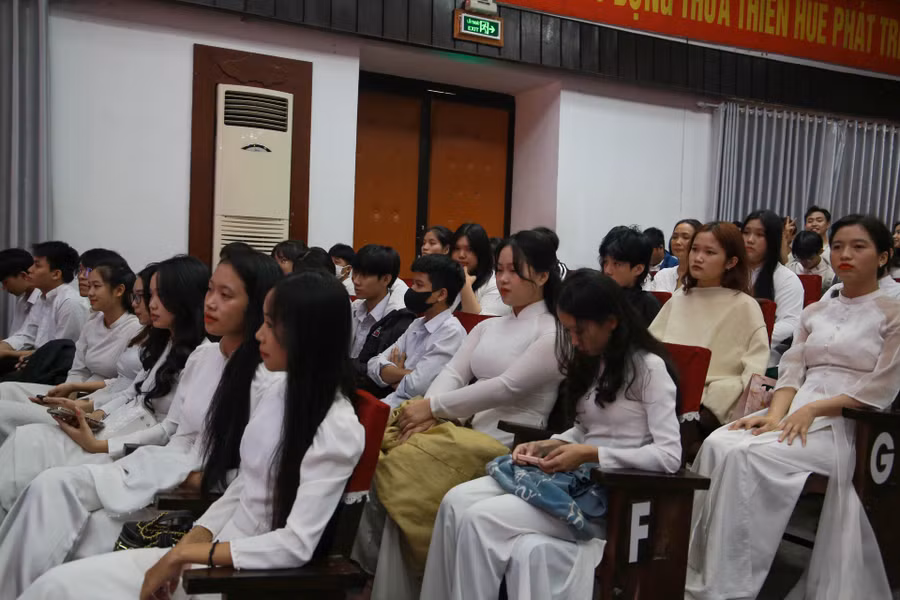 Sinh viên phấn khởi tham dự lễ khai giảng năm học mới 2023-2024.