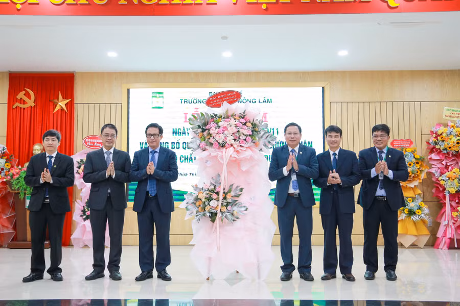 PGS.TS Lê Anh Phương - Giám đốc ĐH Huế (thứ 3 từ trái sang) tặng hoa chúc mừng Trường ĐH Nông lâm. PGS.TS Lê Anh Phương - Giám đốc ĐH Huế (thứ 3 từ trái sang) tặng hoa chúc mừng Trường ĐH Nông lâm.