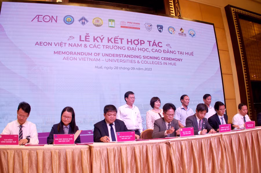 PGS.TS Võ Thanh Tùng, Hiệu trưởng ĐH Khoa học, ĐH Huế (hàng ngồi, thứ 3 từ trái sang) ký hợp tác với Tập đoàn AEON Việt Nam.
