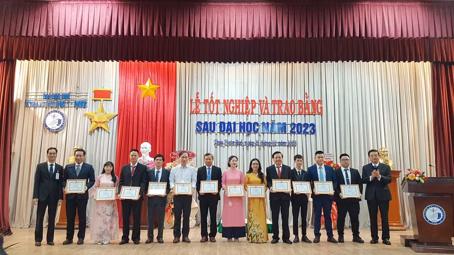 GS. Nguyễn Vũ Quốc Huy - Hiệu trưởng Trường ĐH Y - Dược, ĐH Huế (ngoài cùng bên phải) trao giấy khen cho các cá nhân học viên có thành tích học tập tốt trong khóa học. (Ảnh: Đại Dương).